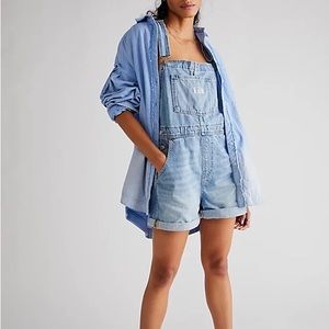 Women’s Levi’s Faded Blue Jean Shorts Overalls US Size XL